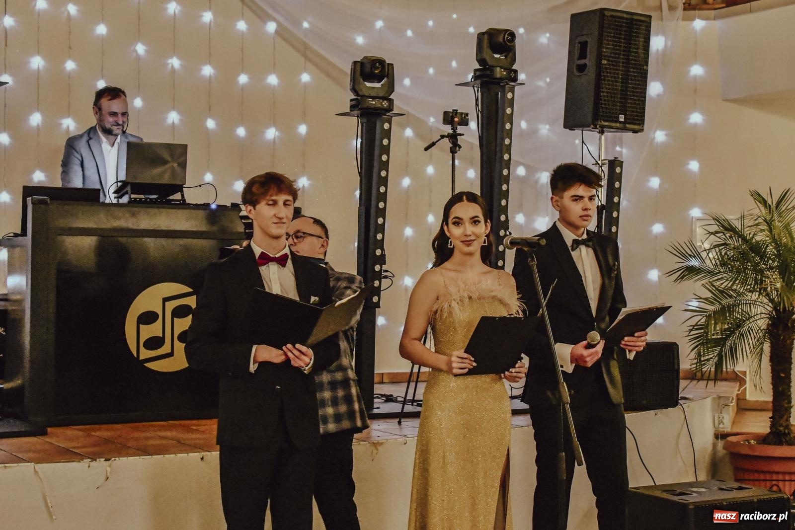 Zdjęcie w galerii na portalu naszraciborz.pl: II LO bawi się na studniówce w Rogowie [FOTO i WIDEO] wiadomości z regionu