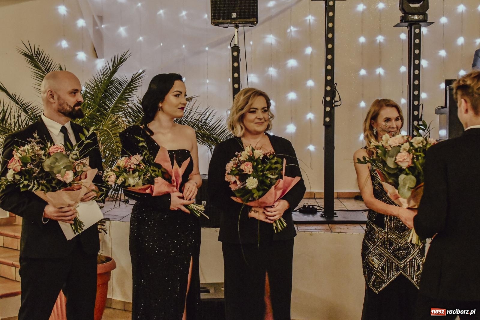 Zdjęcie w galerii na portalu naszraciborz.pl: II LO bawi się na studniówce w Rogowie [FOTO i WIDEO] wiadomości z regionu