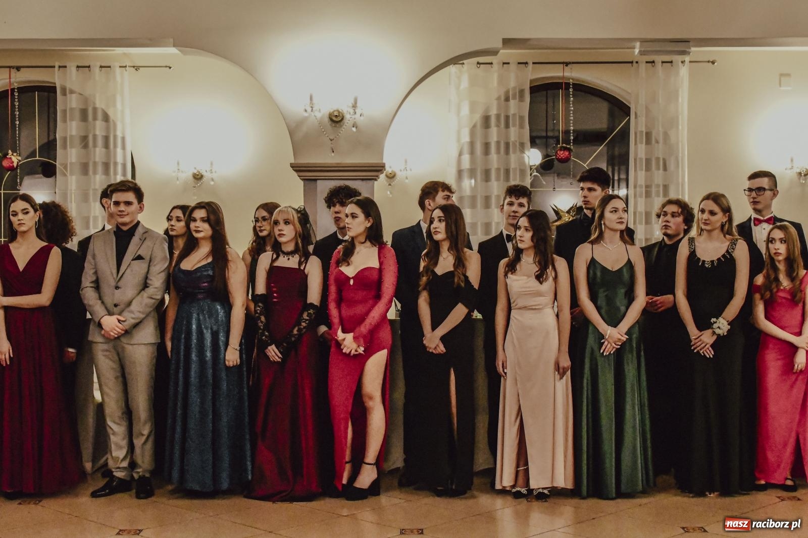 Zdjęcie w galerii na portalu naszraciborz.pl: II LO bawi się na studniówce w Rogowie [FOTO i WIDEO] wiadomości z regionu