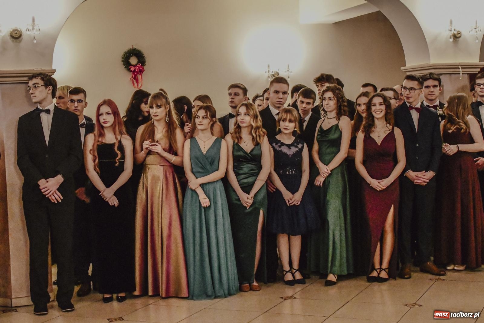 Zdjęcie w galerii na portalu naszraciborz.pl: II LO bawi się na studniówce w Rogowie [FOTO i WIDEO] wiadomości z regionu