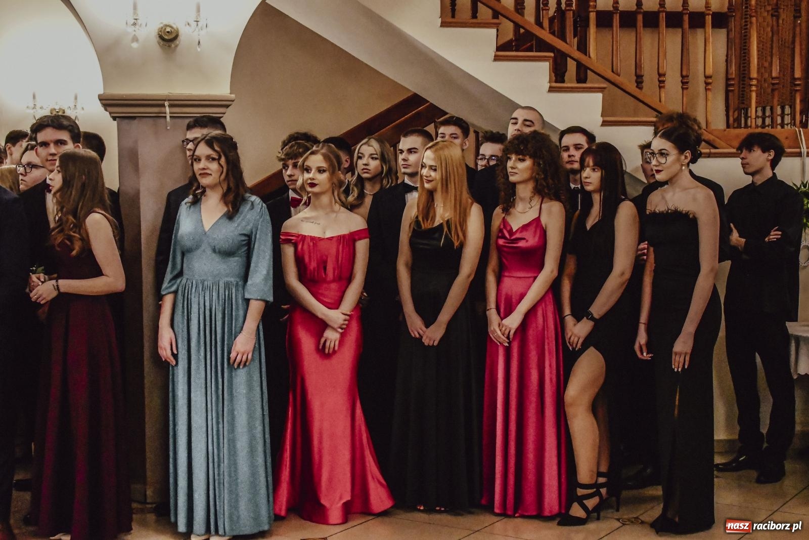 Zdjęcie w galerii na portalu naszraciborz.pl: II LO bawi się na studniówce w Rogowie [FOTO i WIDEO] wiadomości z regionu