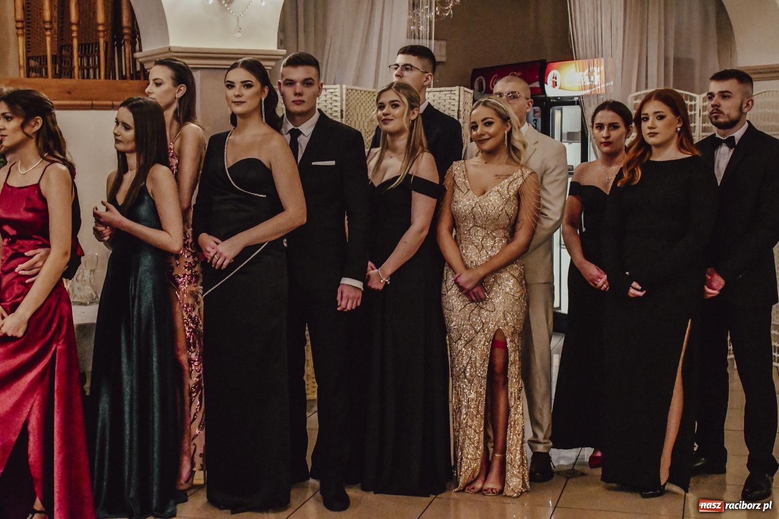 Zdjęcie w galerii na portalu naszraciborz.pl: II LO bawi się na studniówce w Rogowie [FOTO i WIDEO] wiadomości z regionu