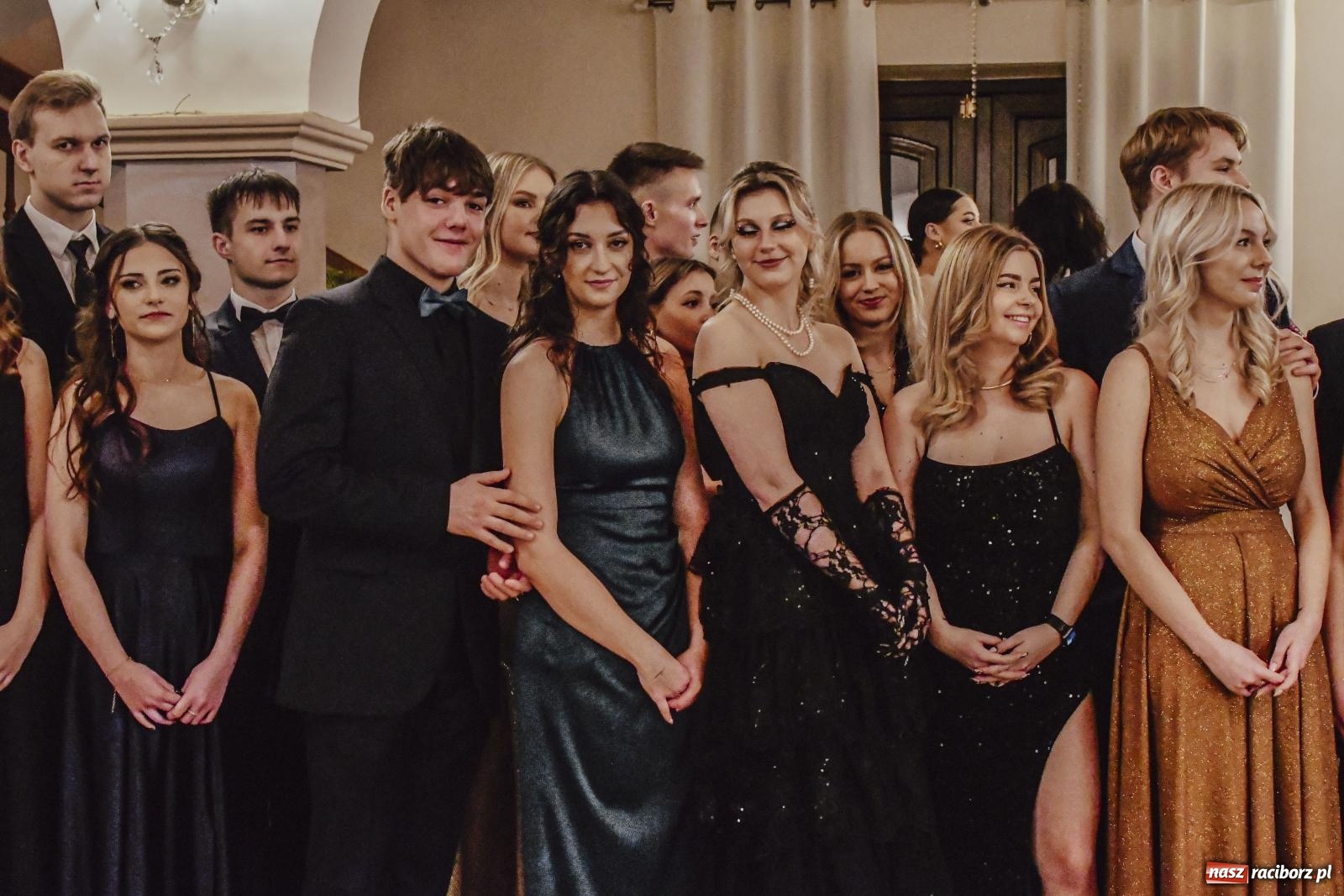 Zdjęcie w galerii na portalu naszraciborz.pl: II LO bawi się na studniówce w Rogowie [FOTO i WIDEO] wiadomości z regionu