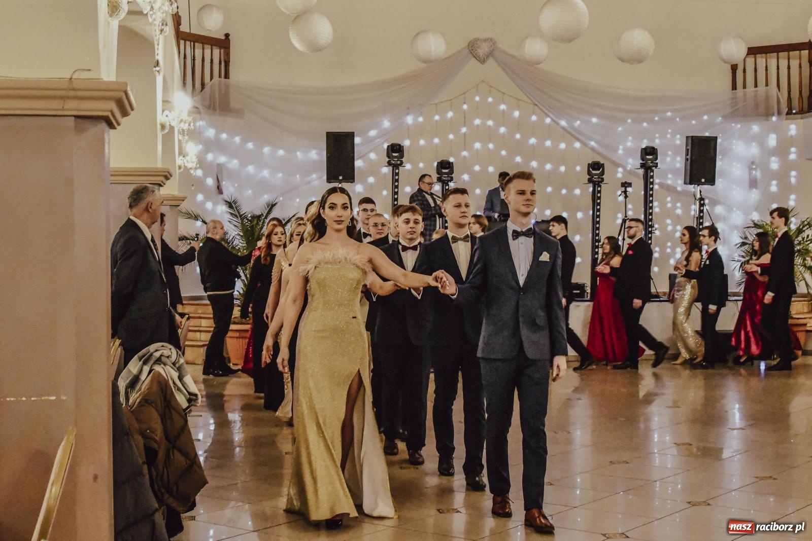 Zdjęcie w galerii na portalu naszraciborz.pl: II LO bawi się na studniówce w Rogowie [FOTO i WIDEO] wiadomości z regionu