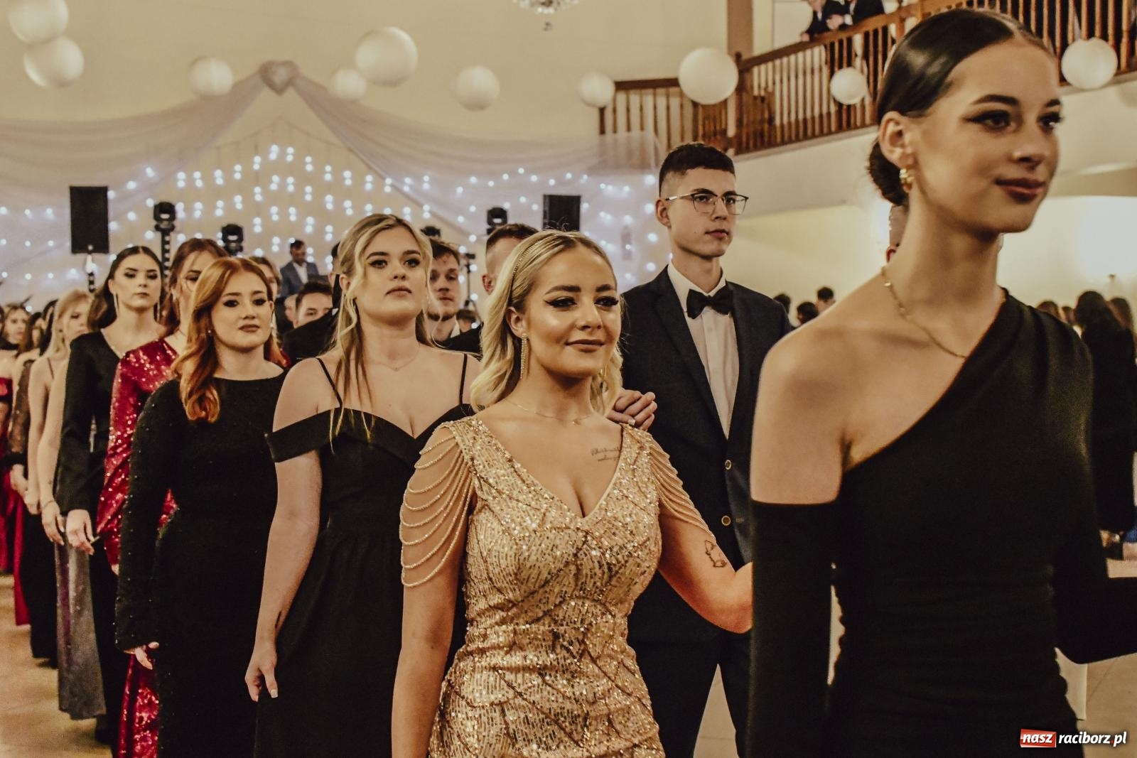 Zdjęcie w galerii na portalu naszraciborz.pl: II LO bawi się na studniówce w Rogowie [FOTO i WIDEO] wiadomości z regionu