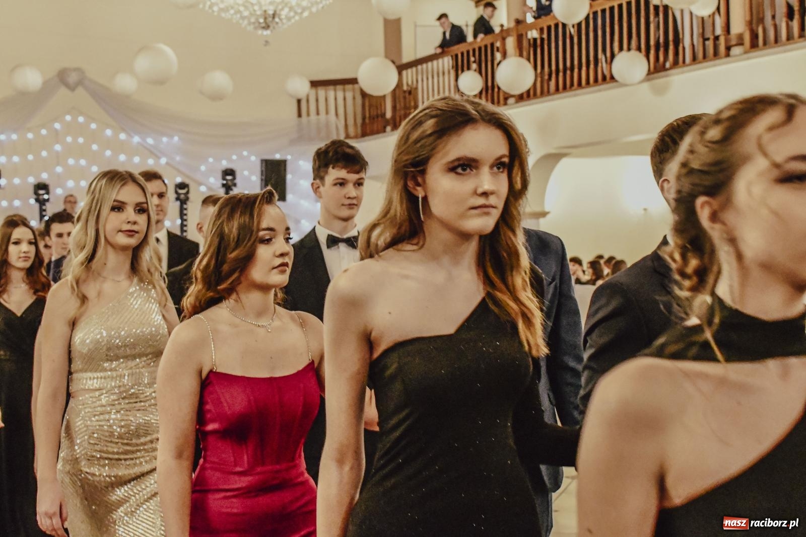 Zdjęcie w galerii na portalu naszraciborz.pl: II LO bawi się na studniówce w Rogowie [FOTO i WIDEO] wiadomości z regionu