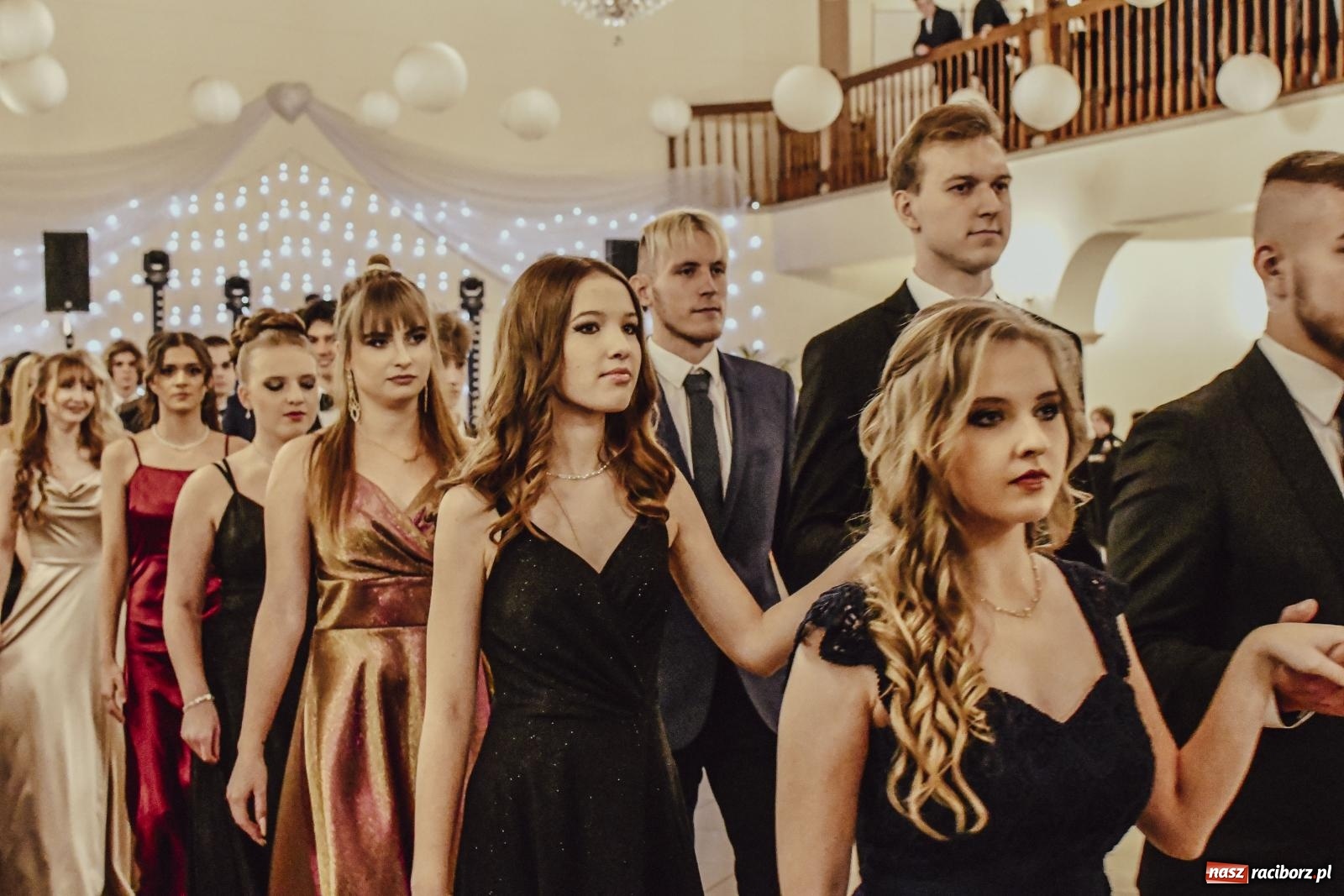 Zdjęcie w galerii na portalu naszraciborz.pl: II LO bawi się na studniówce w Rogowie [FOTO i WIDEO] wiadomości z regionu