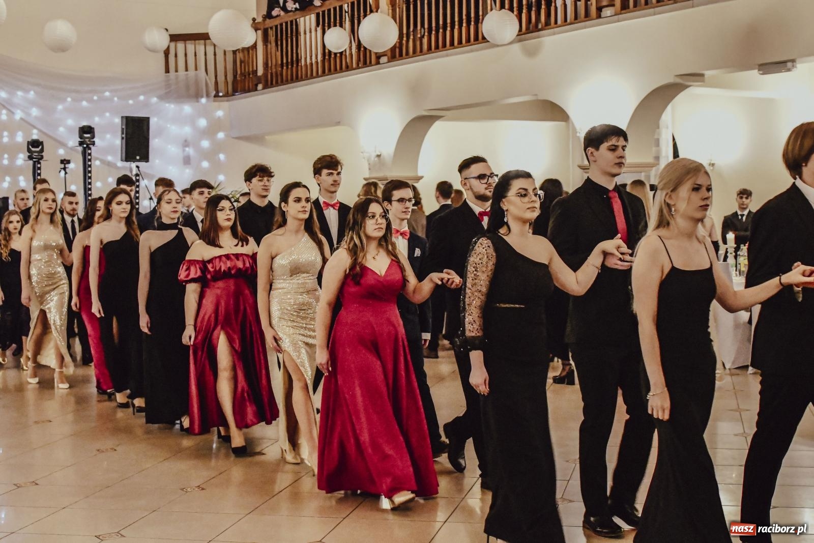 Zdjęcie w galerii na portalu naszraciborz.pl: II LO bawi się na studniówce w Rogowie [FOTO i WIDEO] wiadomości z regionu