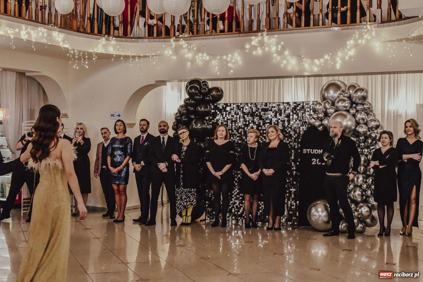 Zdjęcie w galerii na portalu naszraciborz.pl: II LO bawi się na studniówce w Rogowie [FOTO i WIDEO] wiadomości z regionu