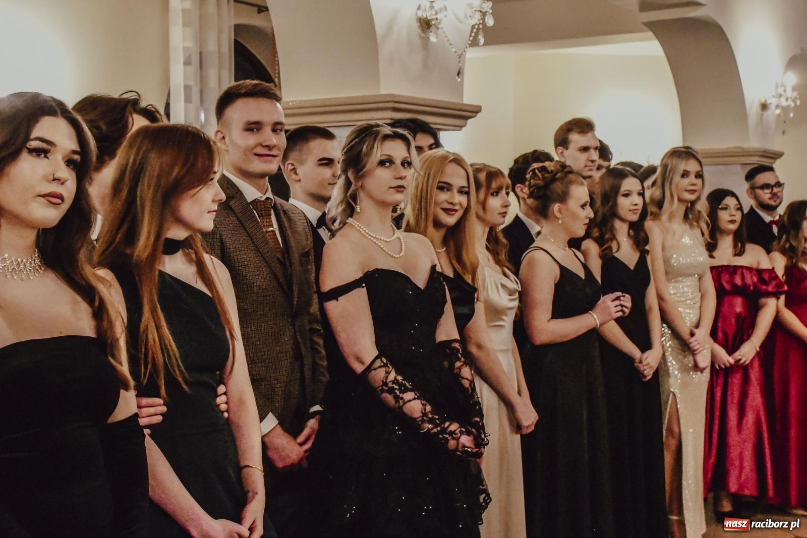 Zdjęcie w galerii na portalu naszraciborz.pl: II LO bawi się na studniówce w Rogowie [FOTO i WIDEO] wiadomości z regionu