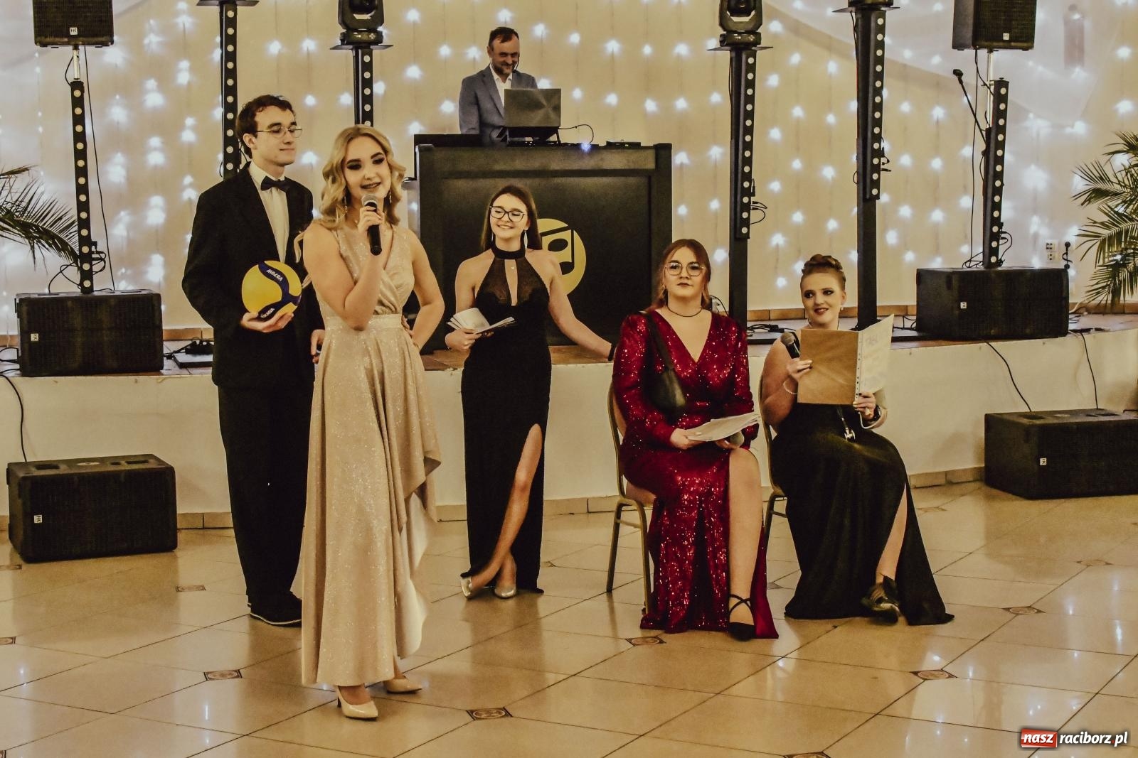 Zdjęcie w galerii na portalu naszraciborz.pl: II LO bawi się na studniówce w Rogowie [FOTO i WIDEO] wiadomości z regionu