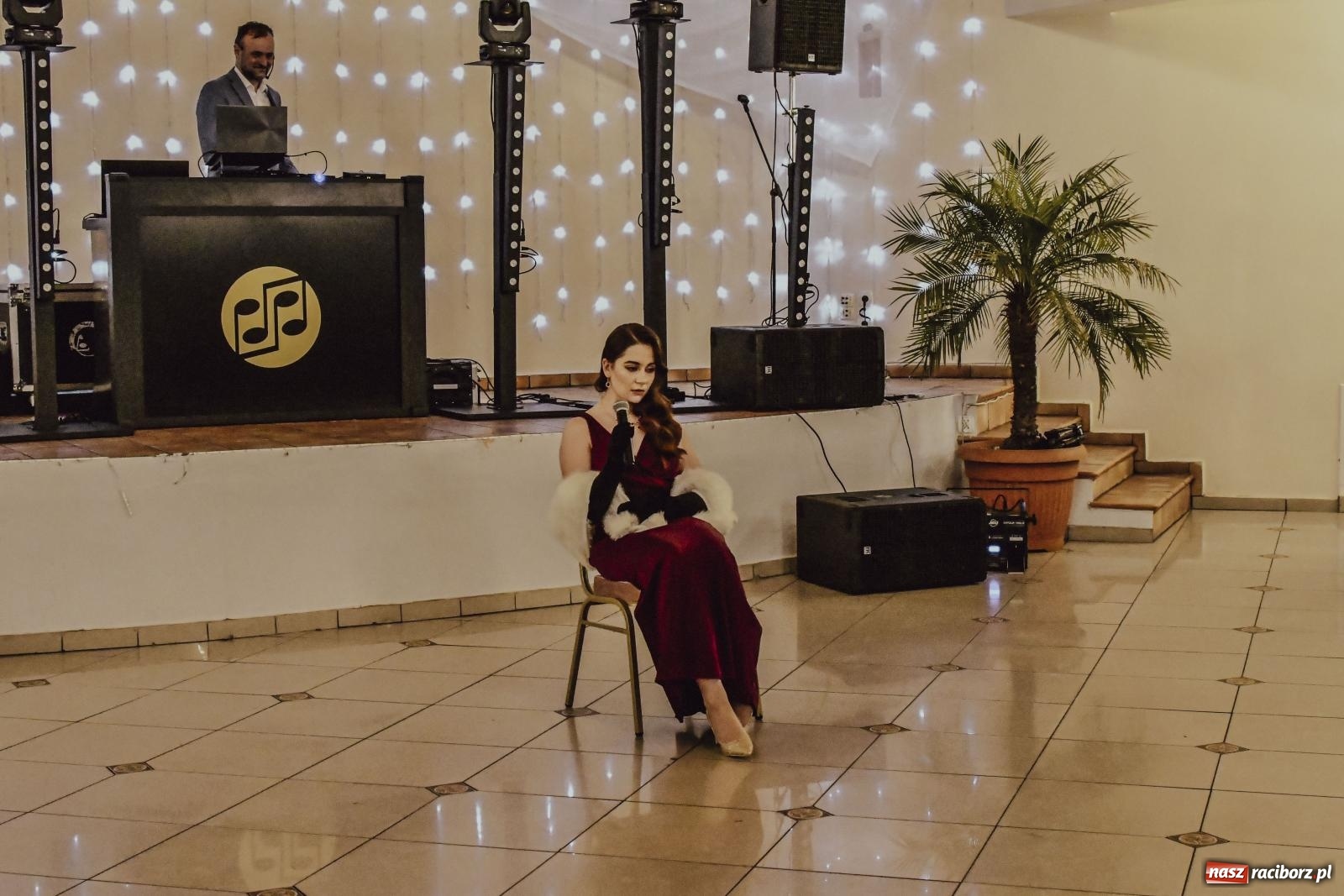 Zdjęcie w galerii na portalu naszraciborz.pl: II LO bawi się na studniówce w Rogowie [FOTO i WIDEO] wiadomości z regionu