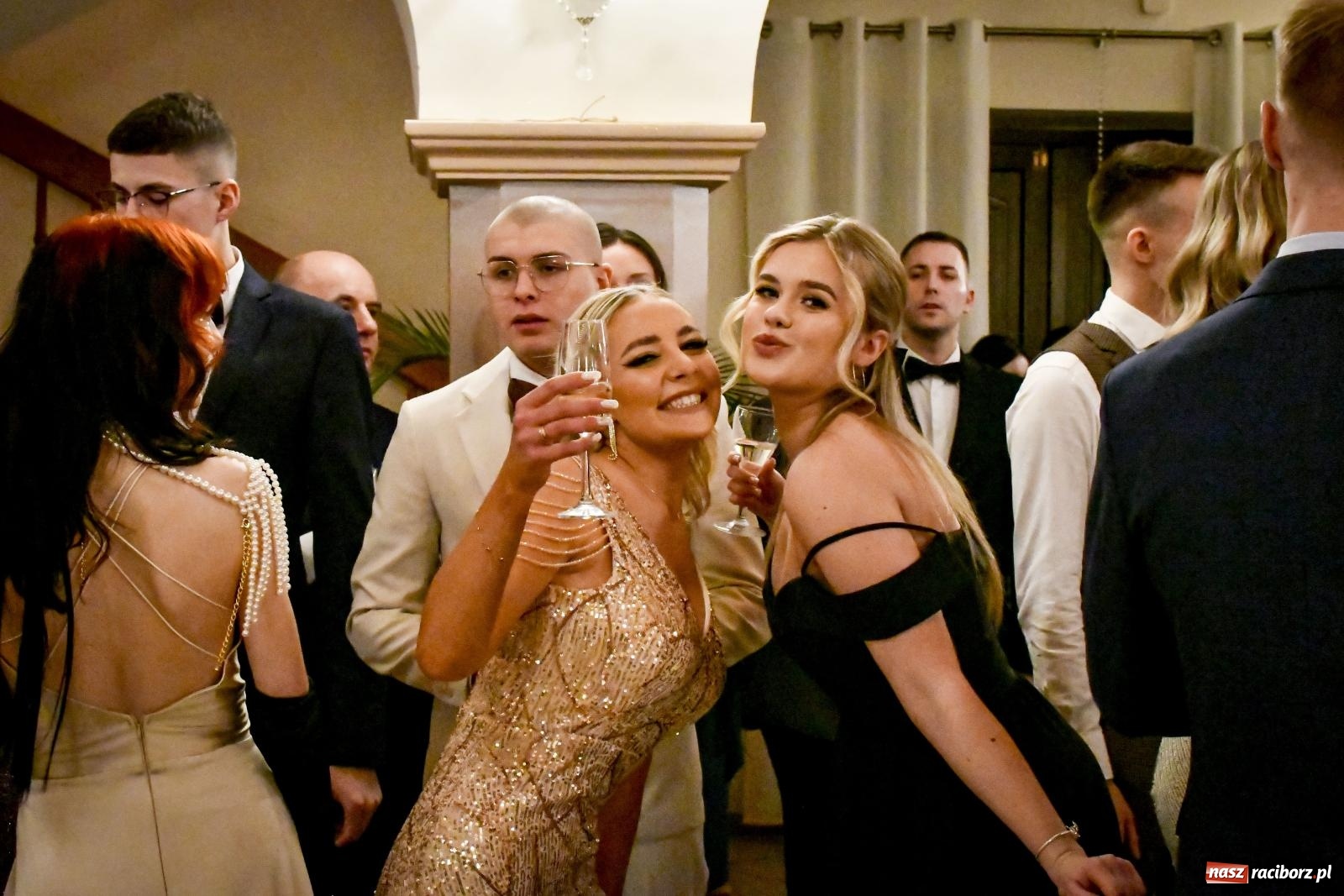 Zdjęcie w galerii na portalu naszraciborz.pl: II LO bawi się na studniówce w Rogowie [FOTO i WIDEO] wiadomości z regionu