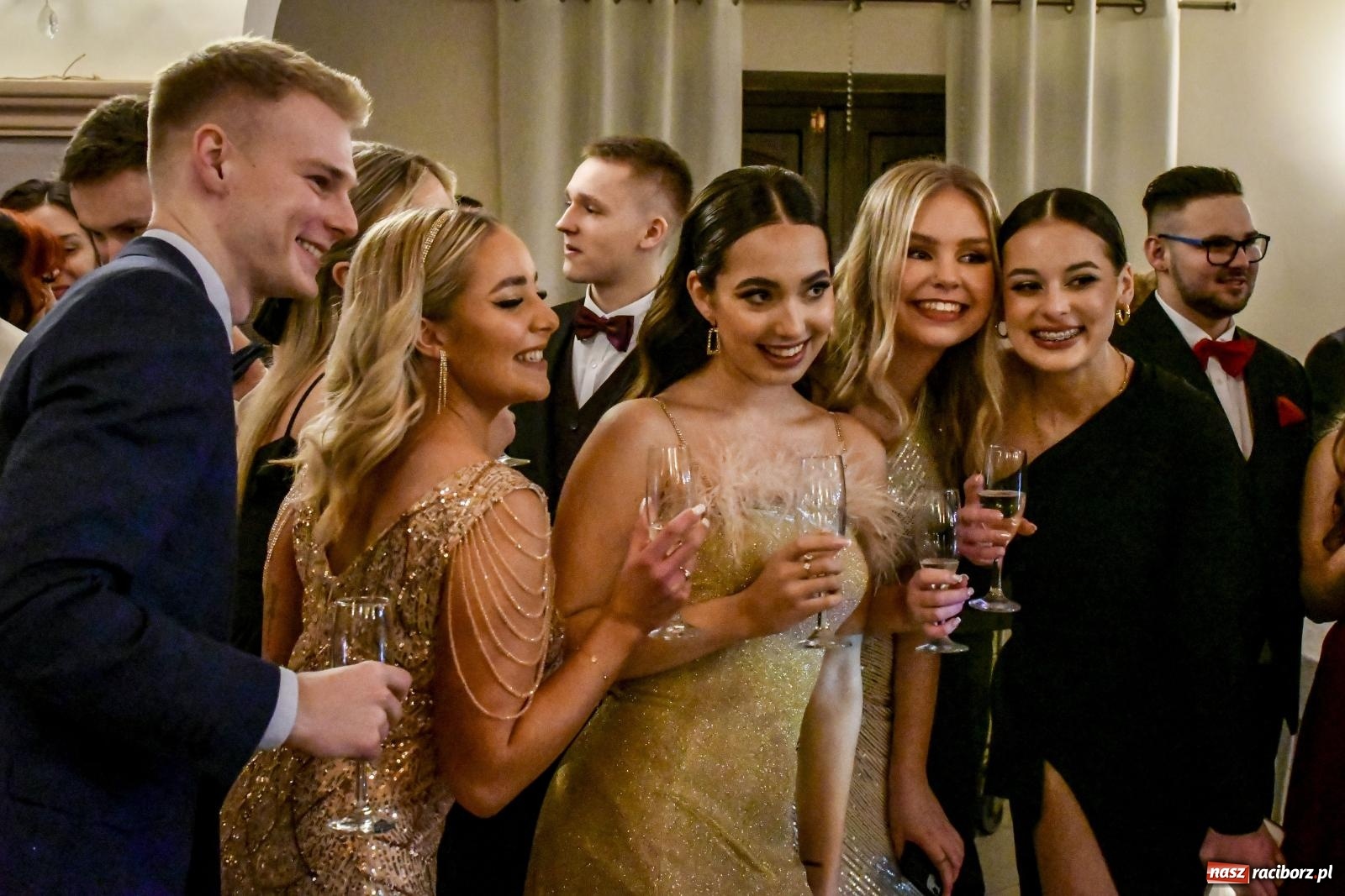 Zdjęcie w galerii na portalu naszraciborz.pl: II LO bawi się na studniówce w Rogowie [FOTO i WIDEO] wiadomości z regionu