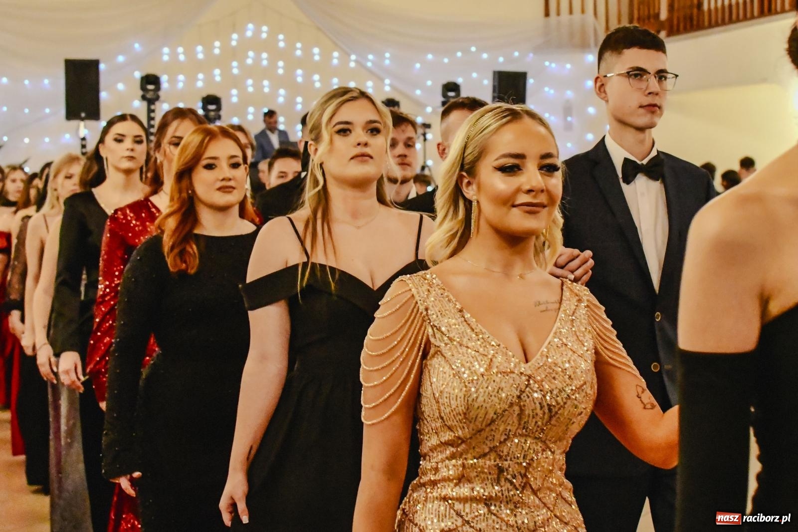 Zdjęcie w galerii na portalu naszraciborz.pl: II LO bawi się na studniówce w Rogowie [FOTO i WIDEO] wiadomości z regionu