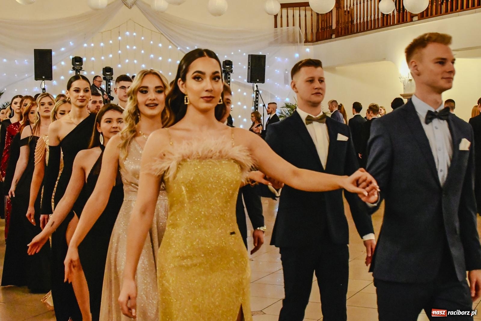 Zdjęcie w galerii na portalu naszraciborz.pl: II LO bawi się na studniówce w Rogowie [FOTO i WIDEO] wiadomości z regionu