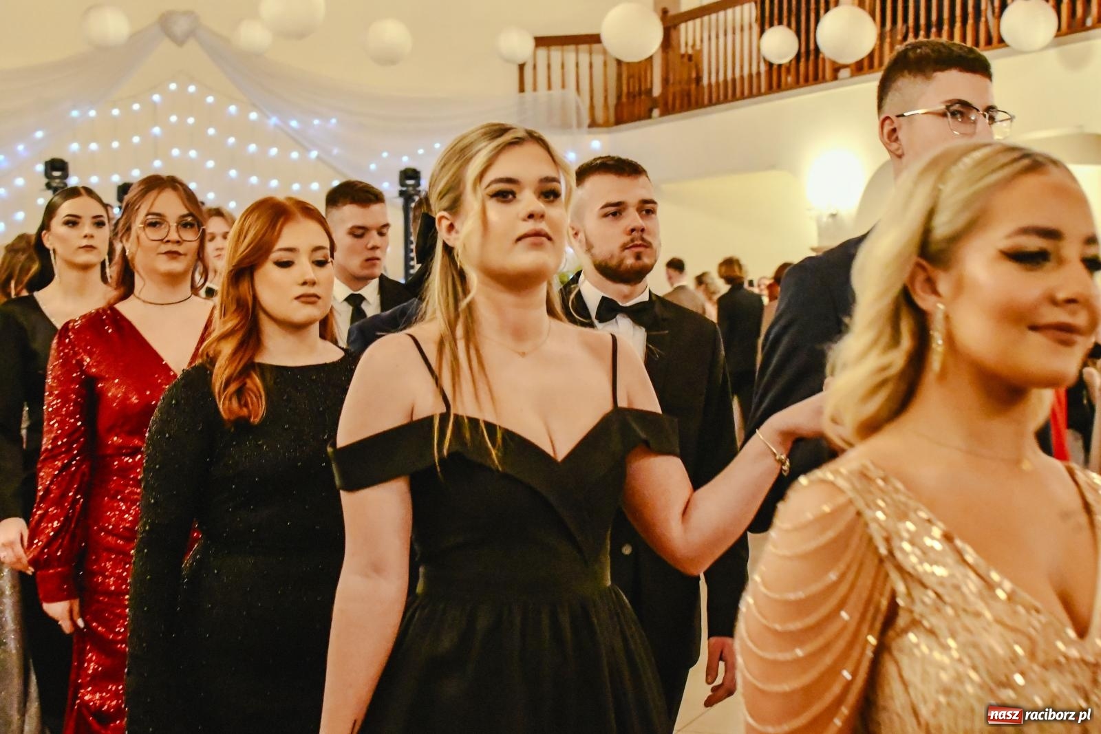 Zdjęcie w galerii na portalu naszraciborz.pl: II LO bawi się na studniówce w Rogowie [FOTO i WIDEO] wiadomości z regionu