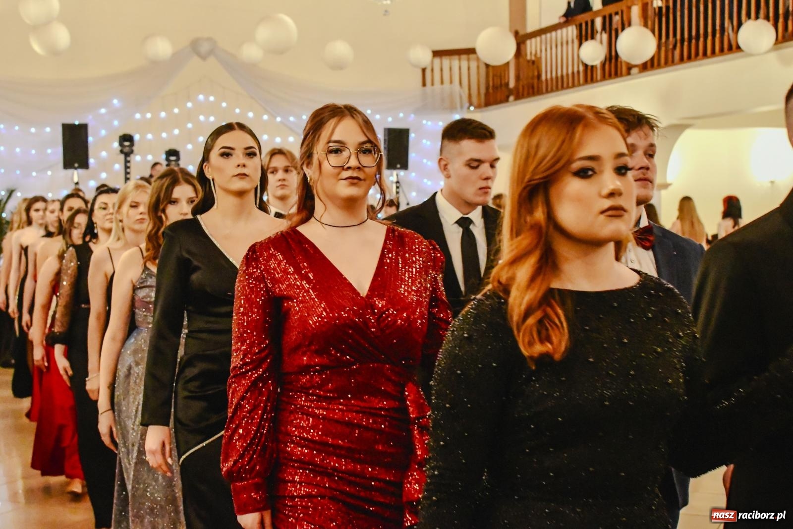 Zdjęcie w galerii na portalu naszraciborz.pl: II LO bawi się na studniówce w Rogowie [FOTO i WIDEO] wiadomości z regionu