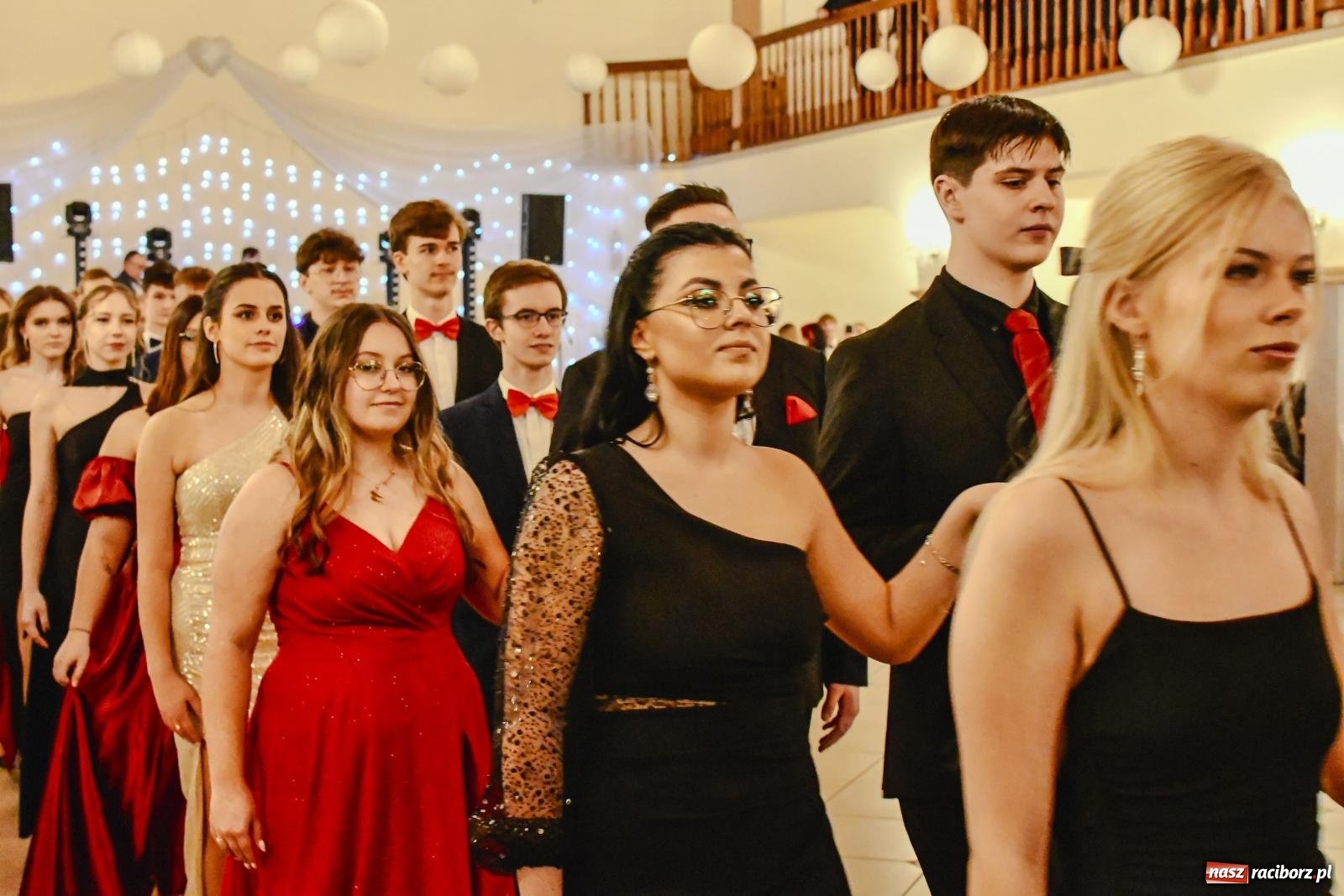 Zdjęcie w galerii na portalu naszraciborz.pl: II LO bawi się na studniówce w Rogowie [FOTO i WIDEO] wiadomości z regionu