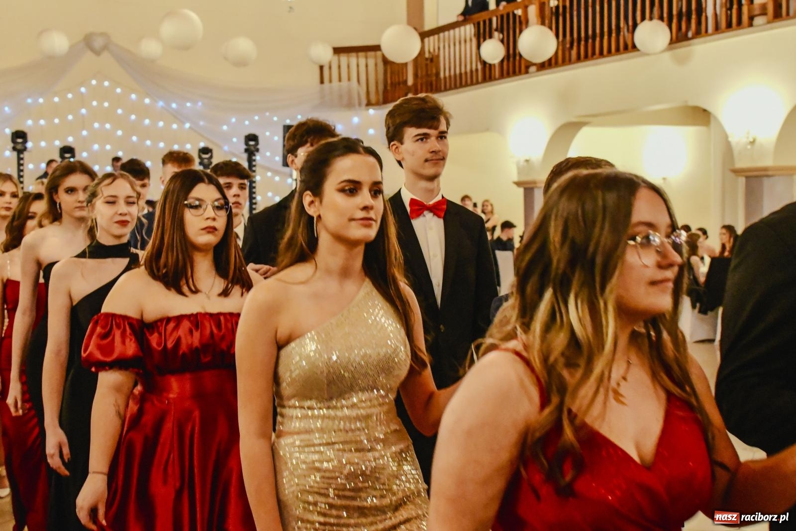 Zdjęcie w galerii na portalu naszraciborz.pl: II LO bawi się na studniówce w Rogowie [FOTO i WIDEO] wiadomości z regionu