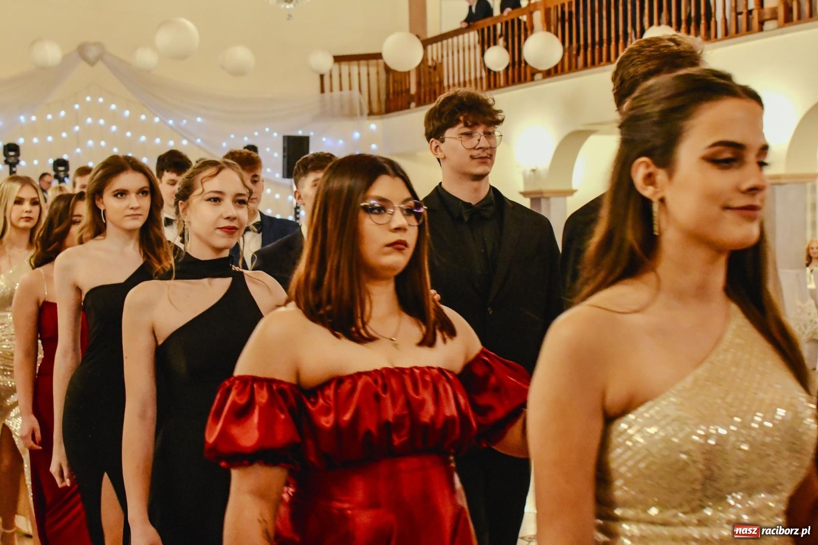 Zdjęcie w galerii na portalu naszraciborz.pl: II LO bawi się na studniówce w Rogowie [FOTO i WIDEO] wiadomości z regionu