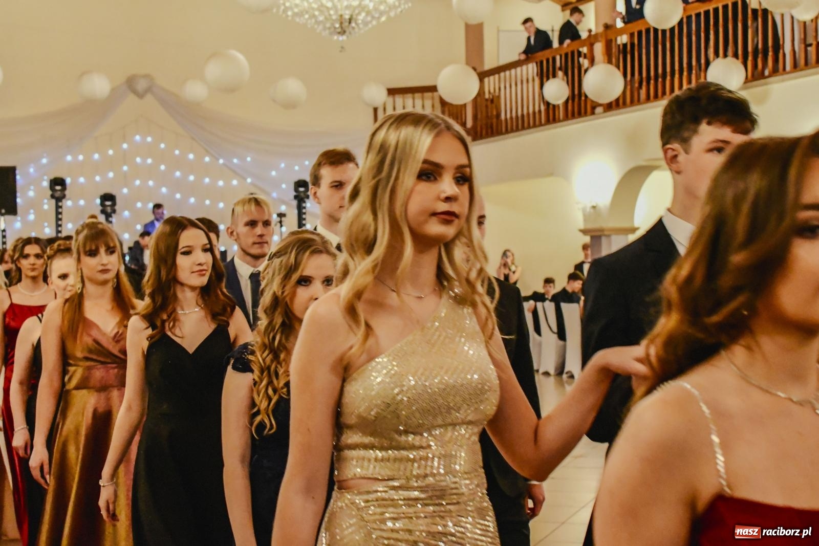 Zdjęcie w galerii na portalu naszraciborz.pl: II LO bawi się na studniówce w Rogowie [FOTO i WIDEO] wiadomości z regionu