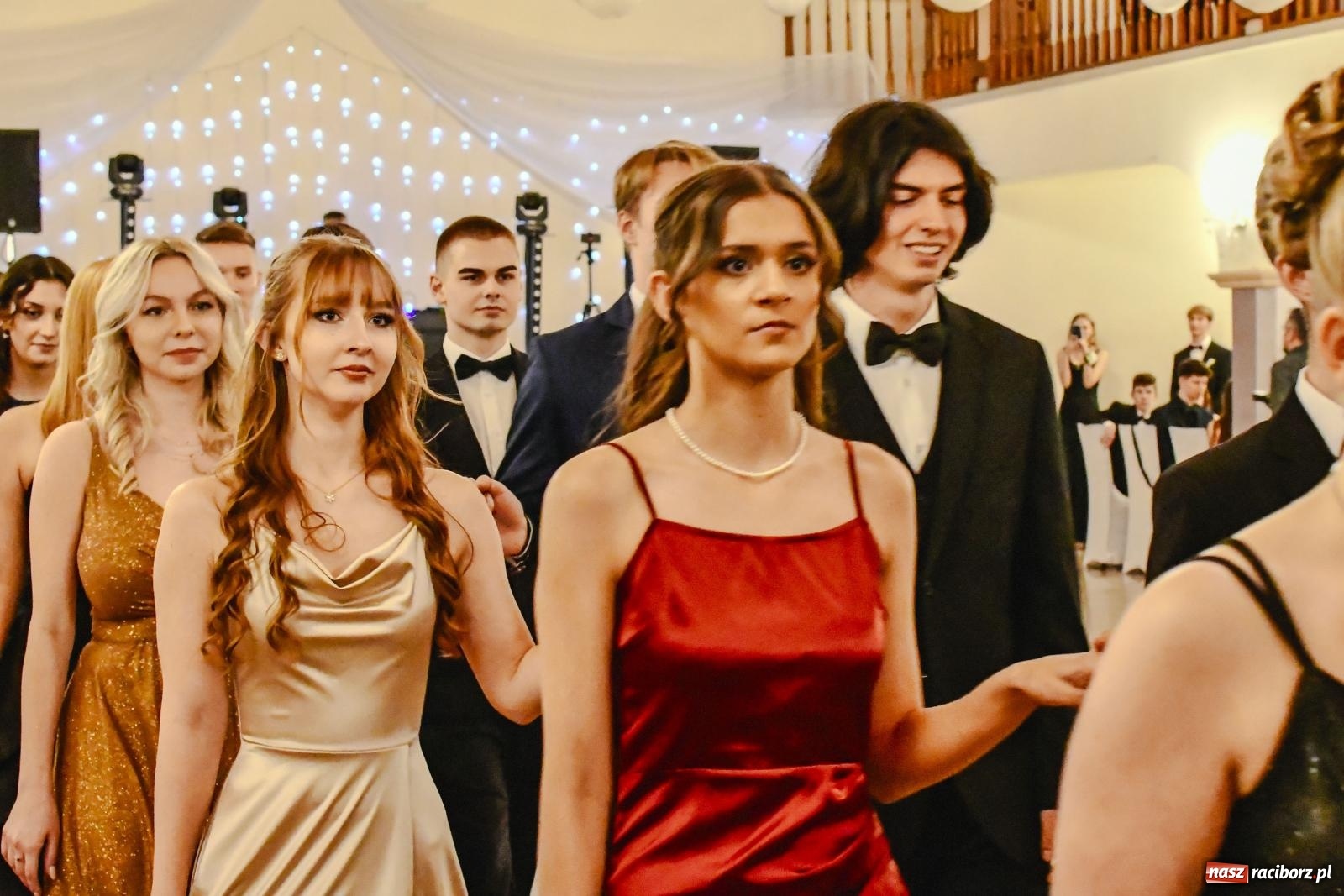 Zdjęcie w galerii na portalu naszraciborz.pl: II LO bawi się na studniówce w Rogowie [FOTO i WIDEO] wiadomości z regionu