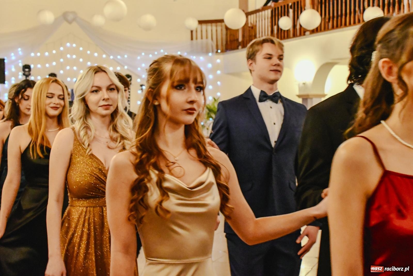 Zdjęcie w galerii na portalu naszraciborz.pl: II LO bawi się na studniówce w Rogowie [FOTO i WIDEO] wiadomości z regionu