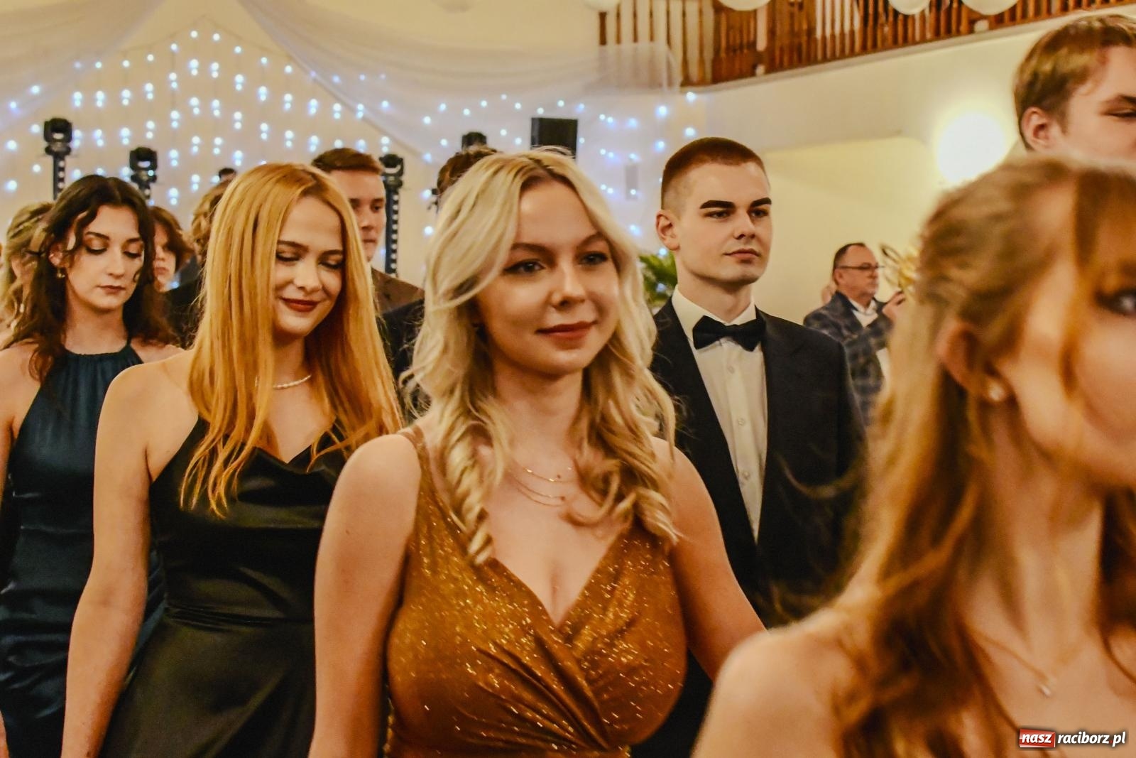 Zdjęcie w galerii na portalu naszraciborz.pl: II LO bawi się na studniówce w Rogowie [FOTO i WIDEO] wiadomości z regionu