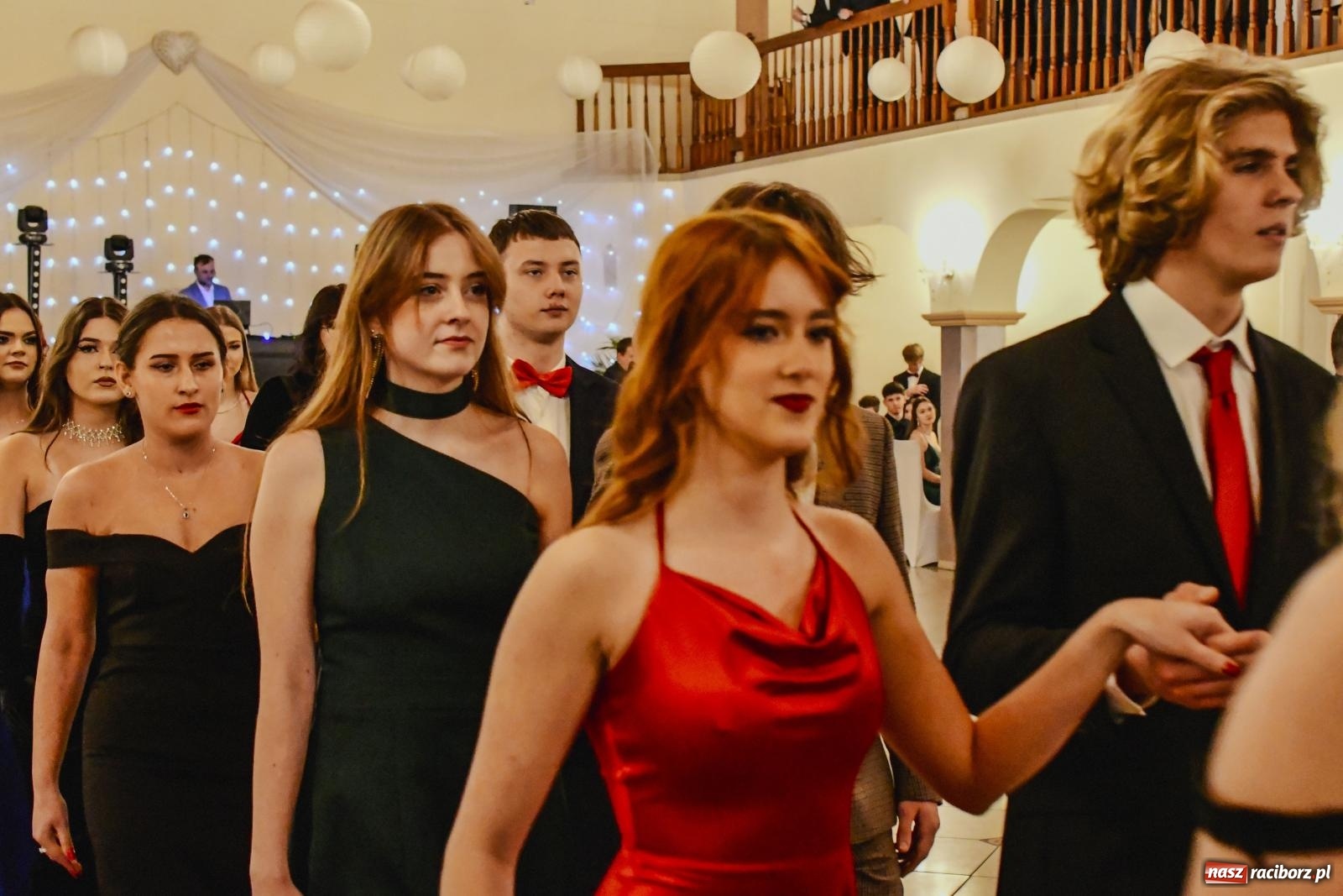 Zdjęcie w galerii na portalu naszraciborz.pl: II LO bawi się na studniówce w Rogowie [FOTO i WIDEO] wiadomości z regionu