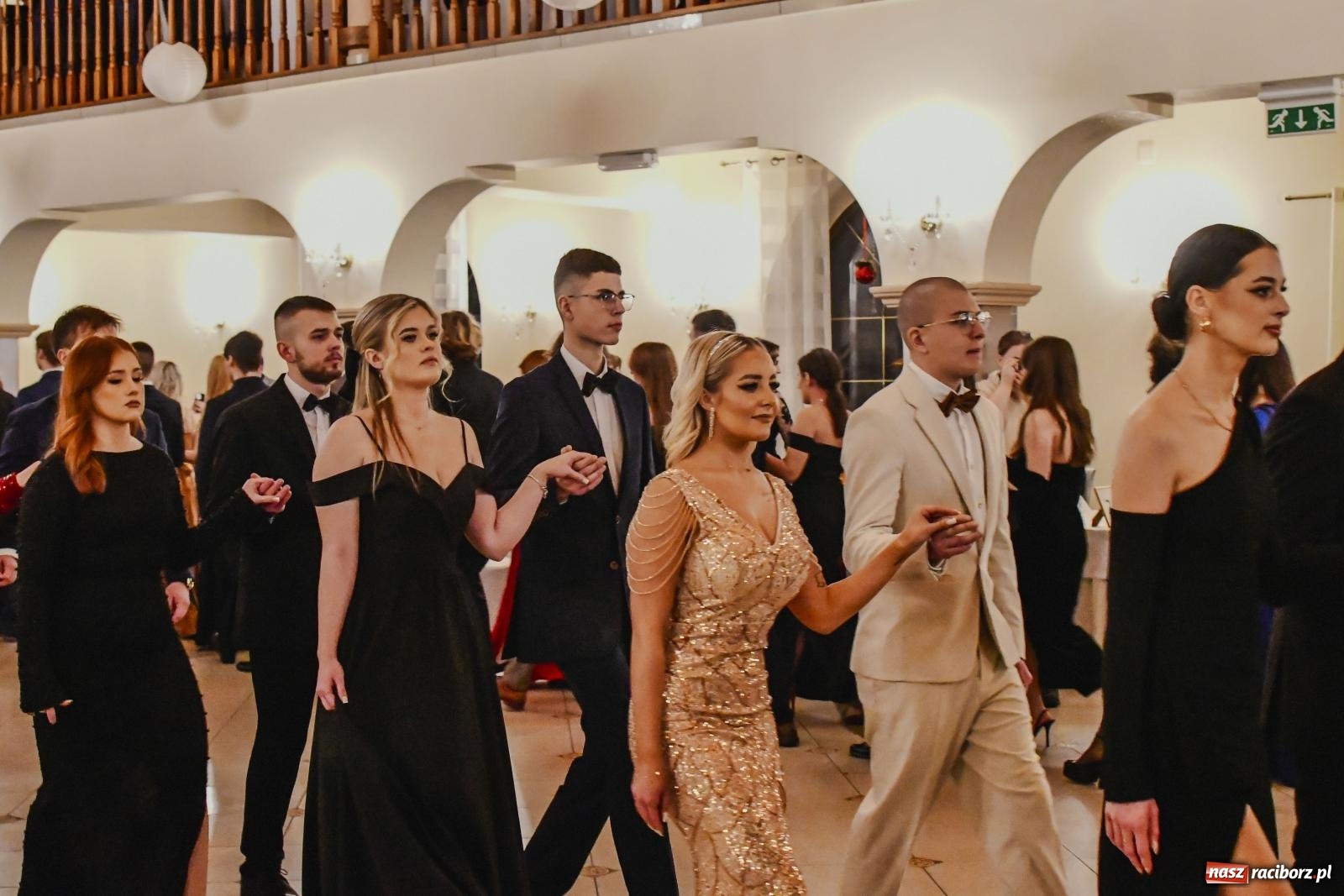 Zdjęcie w galerii na portalu naszraciborz.pl: II LO bawi się na studniówce w Rogowie [FOTO i WIDEO] wiadomości z regionu