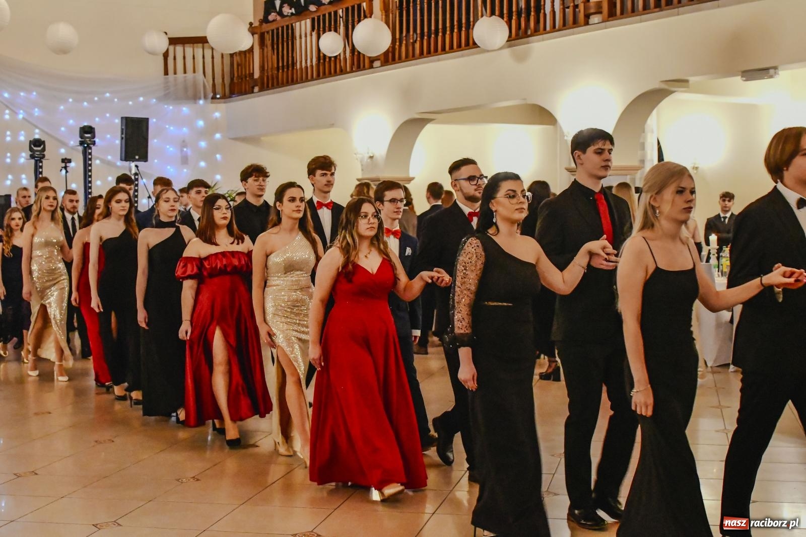 Zdjęcie w galerii na portalu naszraciborz.pl: II LO bawi się na studniówce w Rogowie [FOTO i WIDEO] wiadomości z regionu