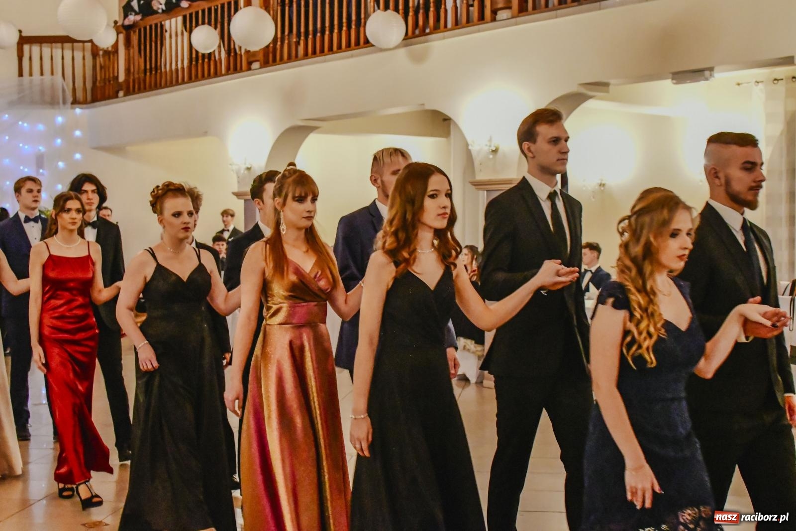 Zdjęcie w galerii na portalu naszraciborz.pl: II LO bawi się na studniówce w Rogowie [FOTO i WIDEO] wiadomości z regionu