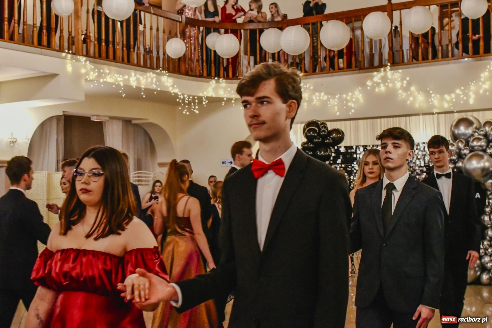 Zdjęcie w galerii na portalu naszraciborz.pl: II LO bawi się na studniówce w Rogowie [FOTO i WIDEO] wiadomości z regionu