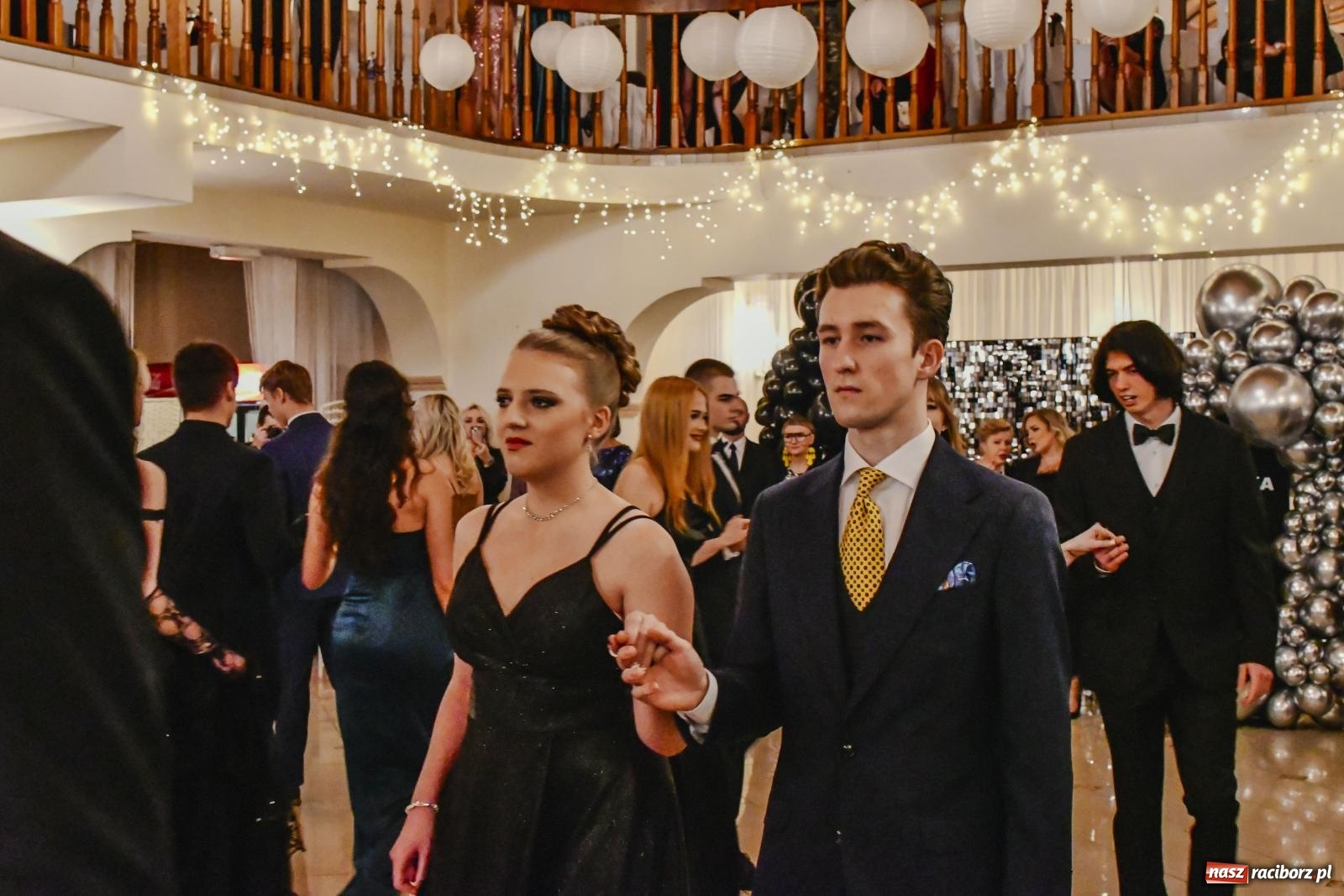 Zdjęcie w galerii na portalu naszraciborz.pl: II LO bawi się na studniówce w Rogowie [FOTO i WIDEO] wiadomości z regionu