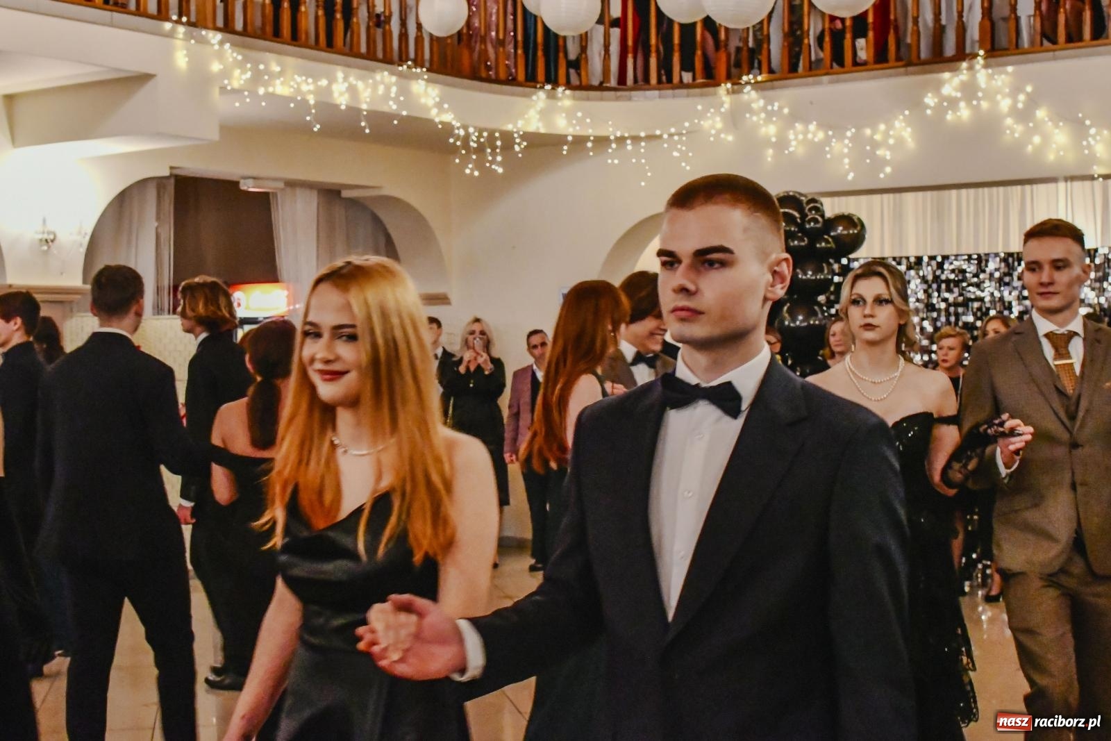 Zdjęcie w galerii na portalu naszraciborz.pl: II LO bawi się na studniówce w Rogowie [FOTO i WIDEO] wiadomości z regionu