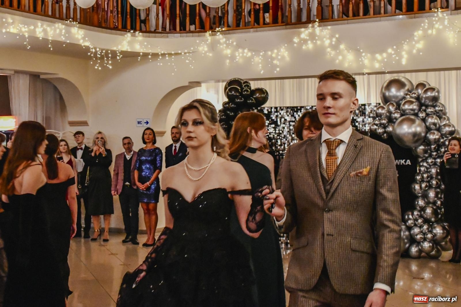 Zdjęcie w galerii na portalu naszraciborz.pl: II LO bawi się na studniówce w Rogowie [FOTO i WIDEO] wiadomości z regionu