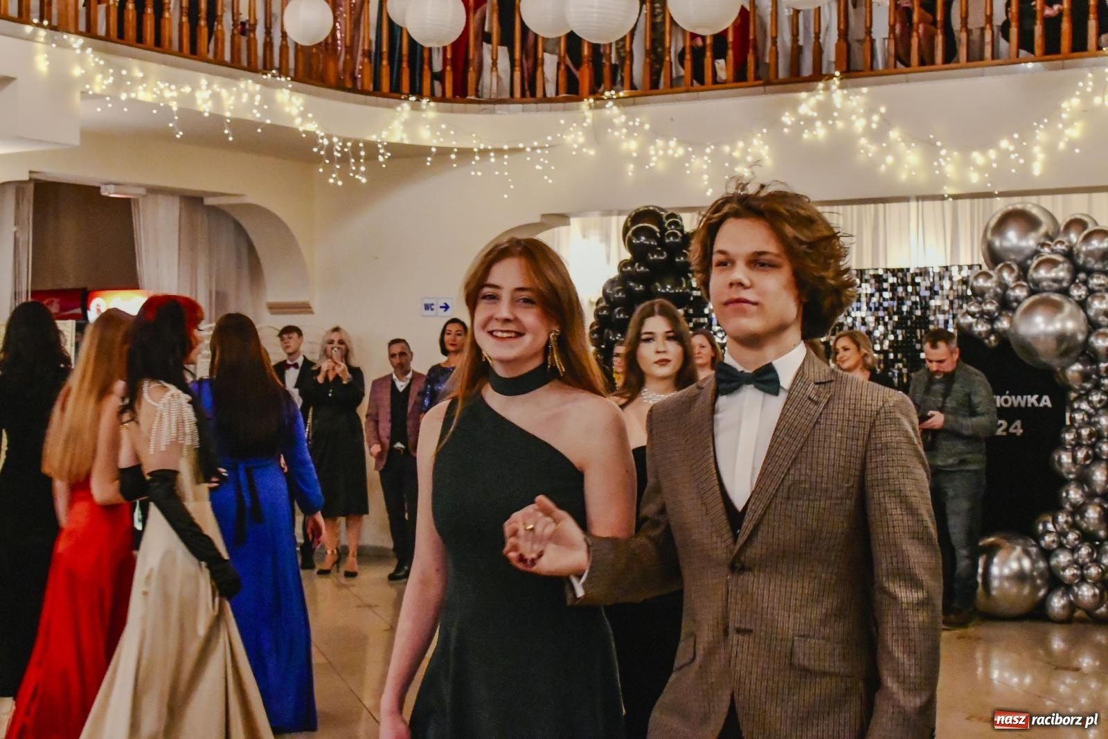 Zdjęcie w galerii na portalu naszraciborz.pl: II LO bawi się na studniówce w Rogowie [FOTO i WIDEO] wiadomości z regionu