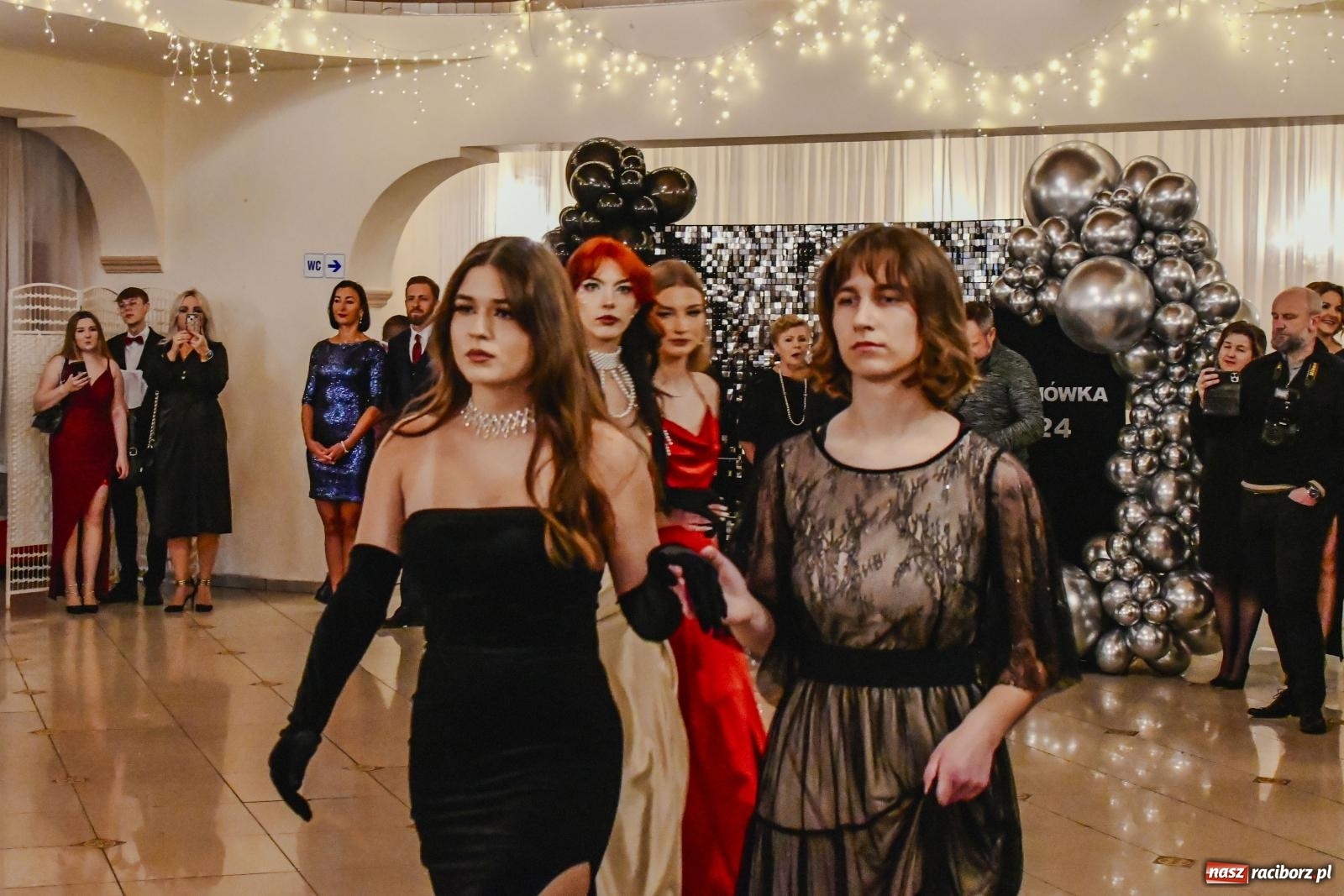 Zdjęcie w galerii na portalu naszraciborz.pl: II LO bawi się na studniówce w Rogowie [FOTO i WIDEO] wiadomości z regionu