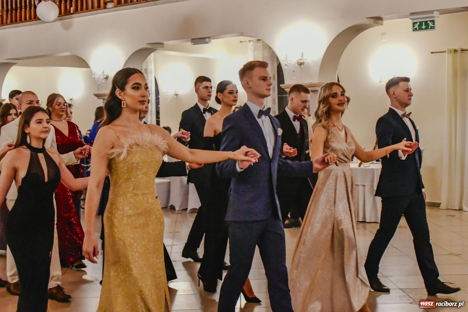 Zdjęcie w galerii na portalu naszraciborz.pl: II LO bawi się na studniówce w Rogowie [FOTO i WIDEO] wiadomości z regionu