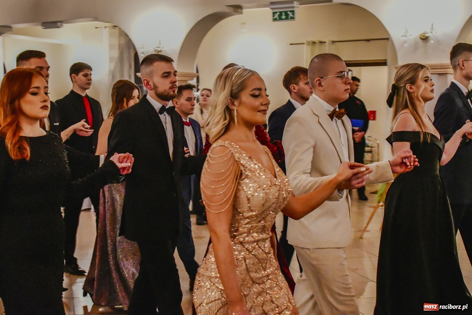 Zdjęcie w galerii na portalu naszraciborz.pl: II LO bawi się na studniówce w Rogowie [FOTO i WIDEO] wiadomości z regionu