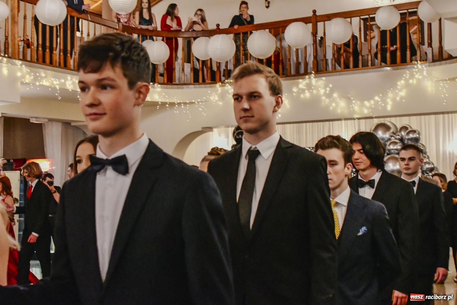 Zdjęcie w galerii na portalu naszraciborz.pl: II LO bawi się na studniówce w Rogowie [FOTO i WIDEO] wiadomości z regionu