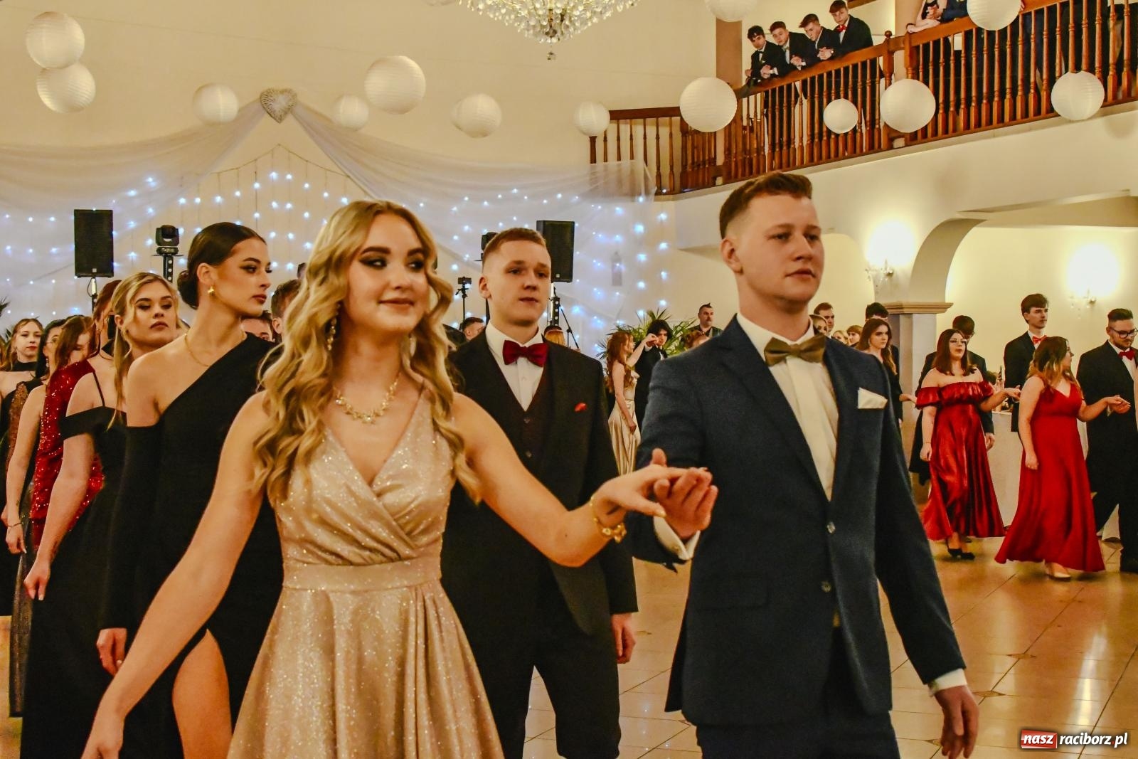 Zdjęcie w galerii na portalu naszraciborz.pl: II LO bawi się na studniówce w Rogowie [FOTO i WIDEO] wiadomości z regionu