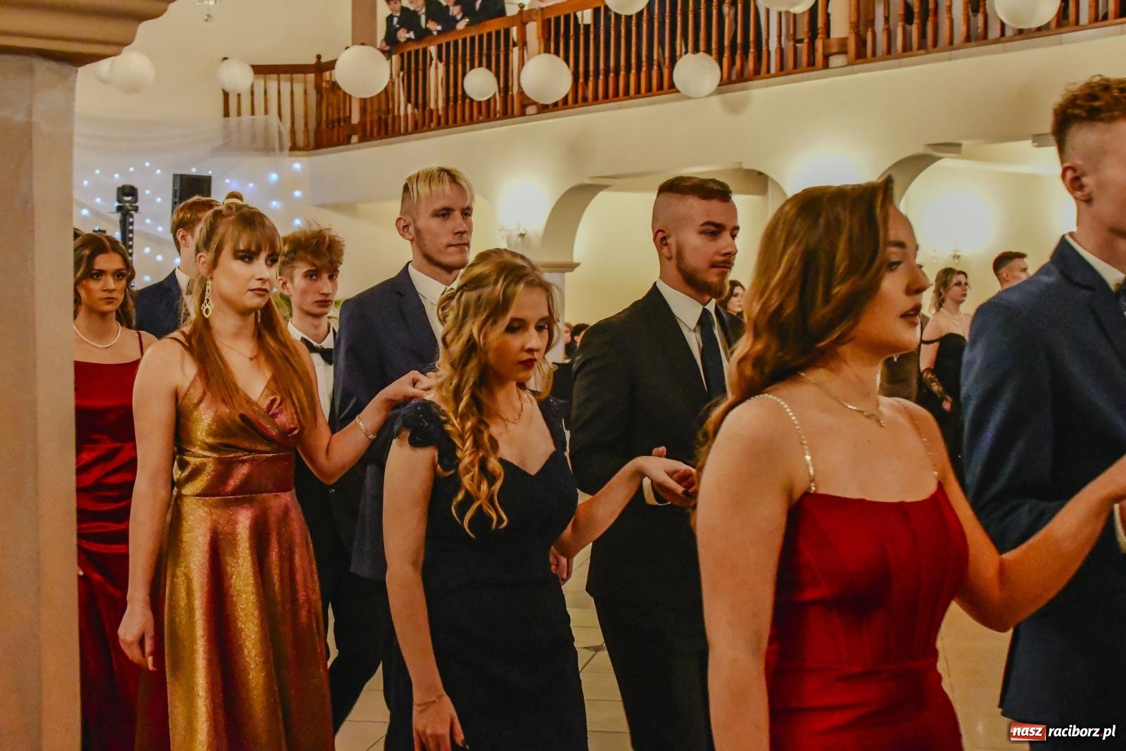 Zdjęcie w galerii na portalu naszraciborz.pl: II LO bawi się na studniówce w Rogowie [FOTO i WIDEO] wiadomości z regionu