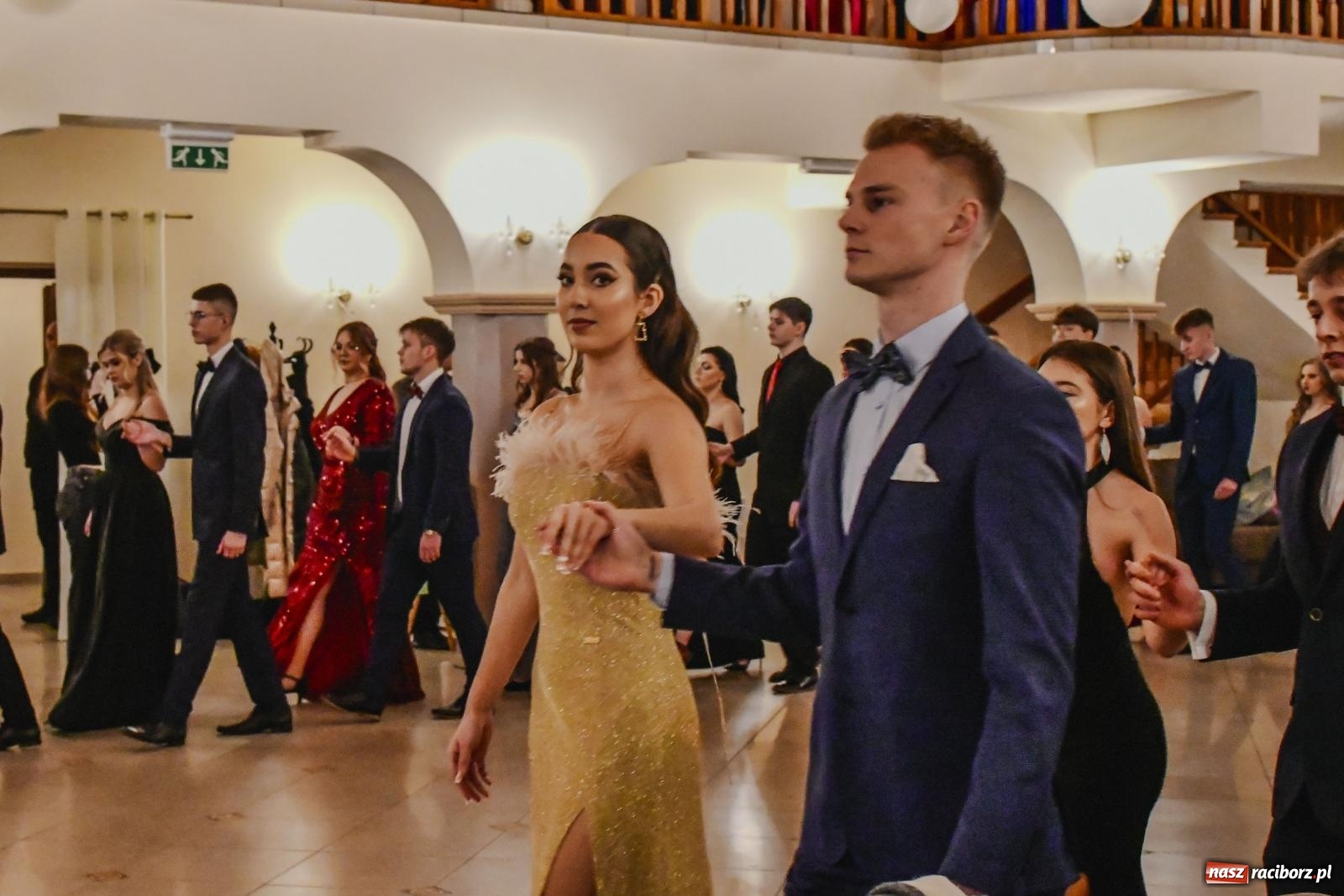 Zdjęcie w galerii na portalu naszraciborz.pl: II LO bawi się na studniówce w Rogowie [FOTO i WIDEO] wiadomości z regionu