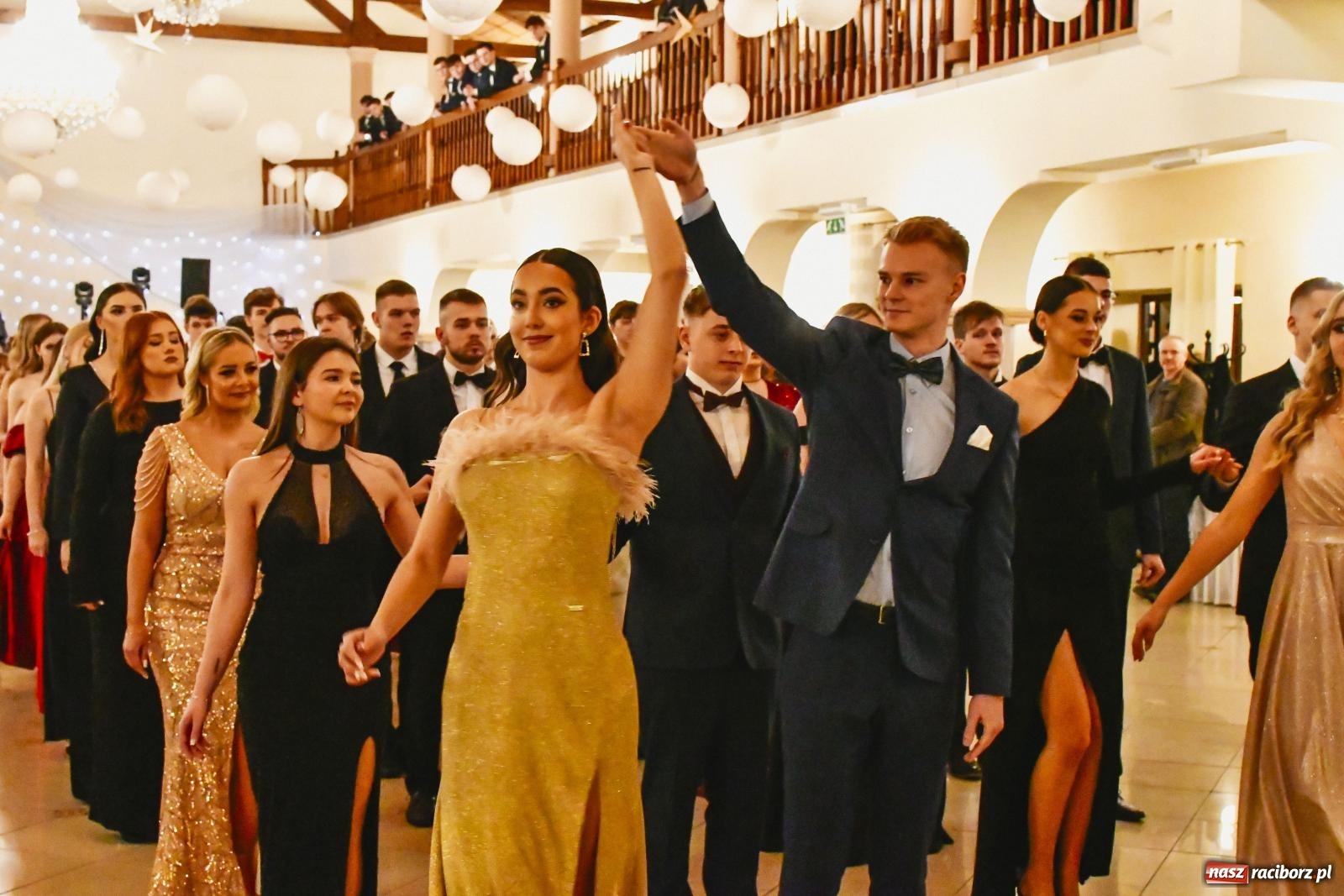 Zdjęcie w galerii na portalu naszraciborz.pl: II LO bawi się na studniówce w Rogowie [FOTO i WIDEO] wiadomości z regionu