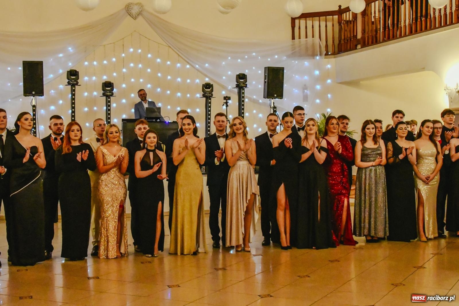 Zdjęcie w galerii na portalu naszraciborz.pl: II LO bawi się na studniówce w Rogowie [FOTO i WIDEO] wiadomości z regionu