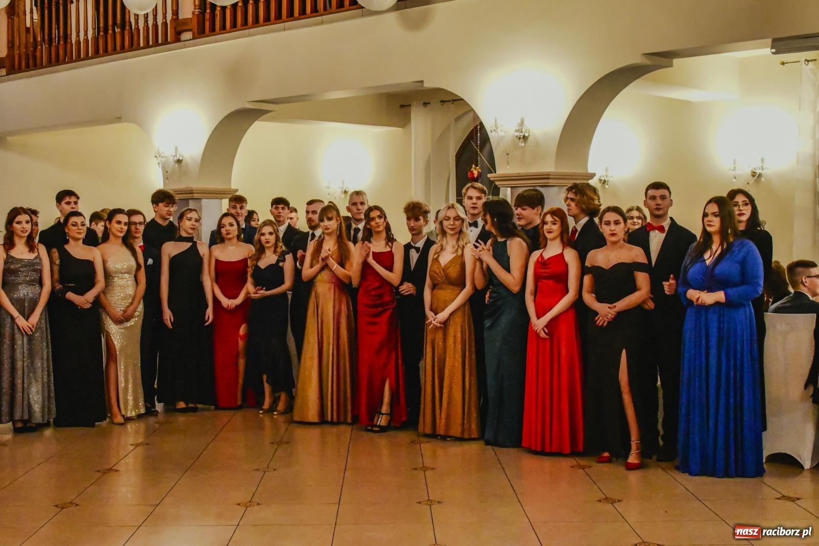 Zdjęcie w galerii na portalu naszraciborz.pl: II LO bawi się na studniówce w Rogowie [FOTO i WIDEO] wiadomości z regionu