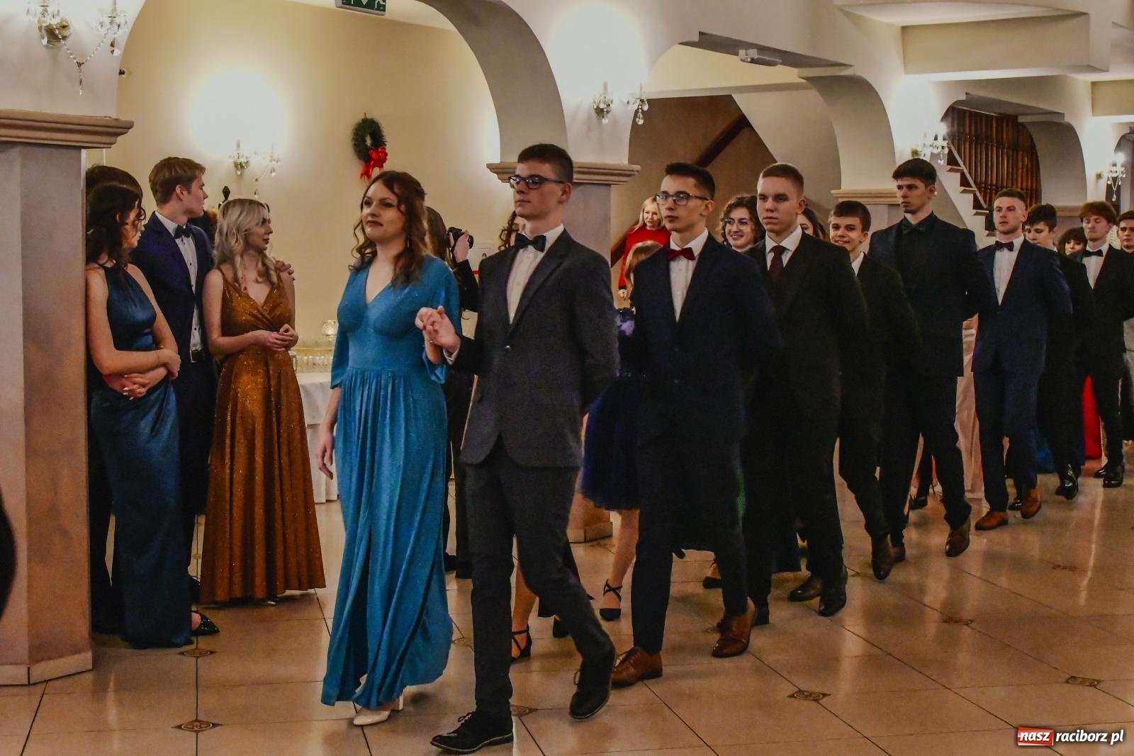 Zdjęcie w galerii na portalu naszraciborz.pl: II LO bawi się na studniówce w Rogowie [FOTO i WIDEO] wiadomości z regionu