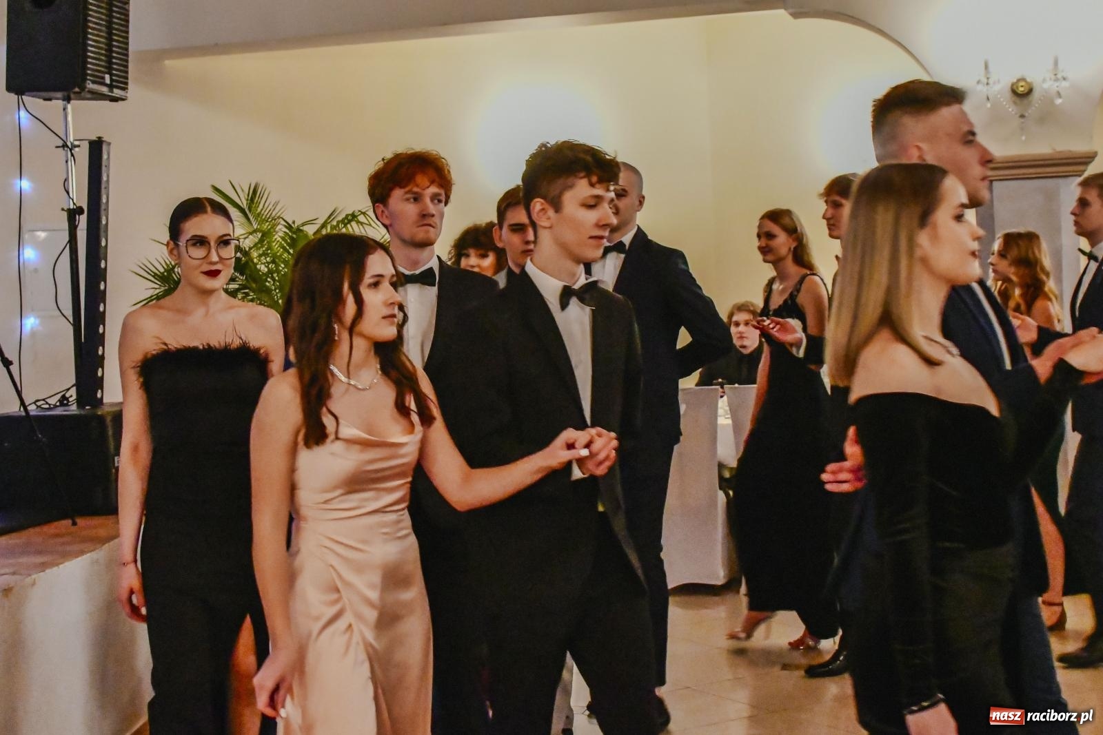 Zdjęcie w galerii na portalu naszraciborz.pl: II LO bawi się na studniówce w Rogowie [FOTO i WIDEO] wiadomości z regionu